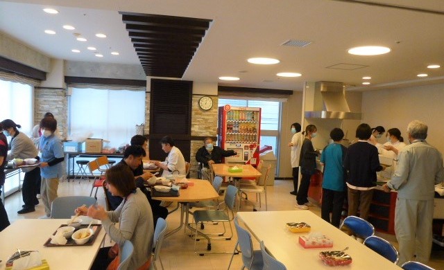 昼休みの職員が交替で食べにきます。